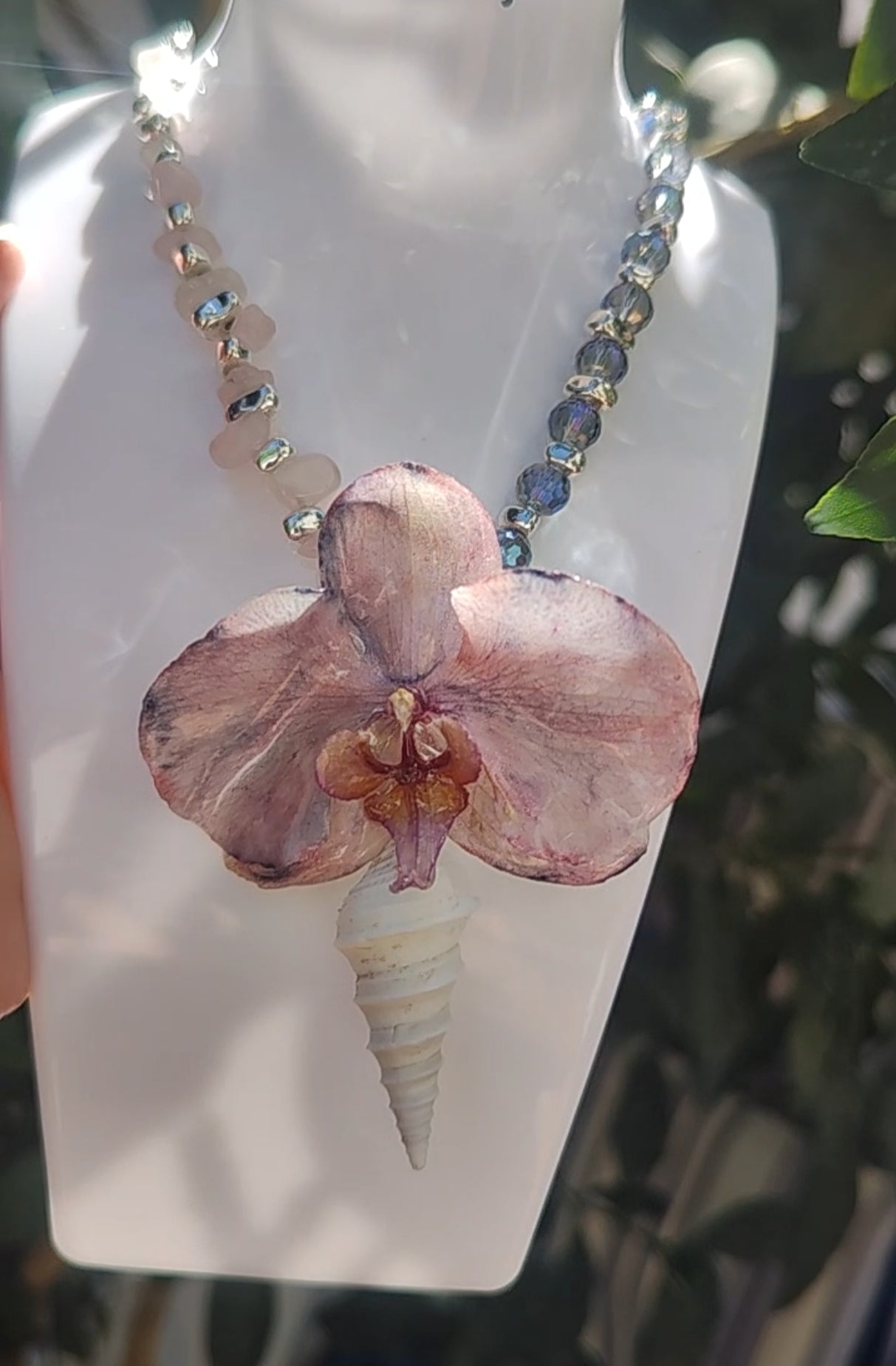 Collar convertible 2x1 con orquidea natural en resina y caracola– Joyería artesanal con flores. Collar para regalar.  Collar orquídea real