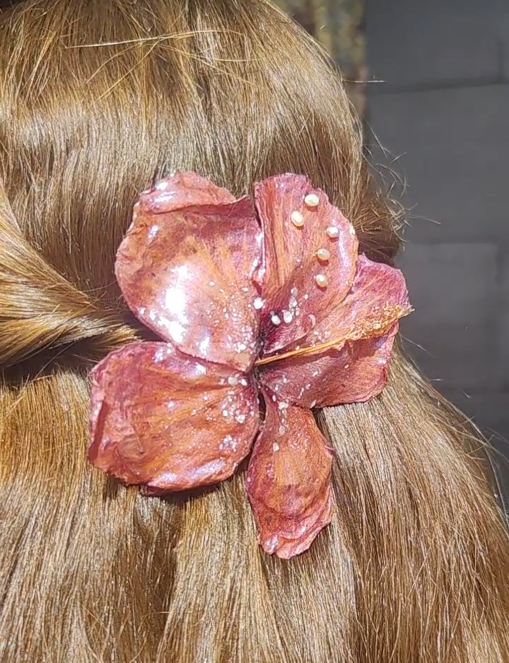 Pasador de Pelo con Flor Real, Hibisco Rojo y Perlas Naturales, Clip Artesanal de Resina, Accesorio Floral para el Cabello, Regalo Mujer