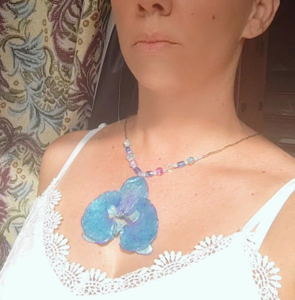 Collar de orquídea real resinada