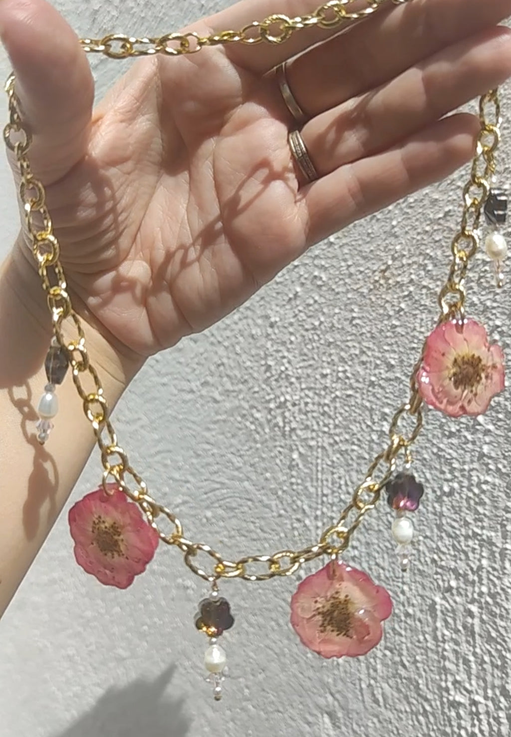 Collar de rosas reales, cristal facetado y perlas naturales