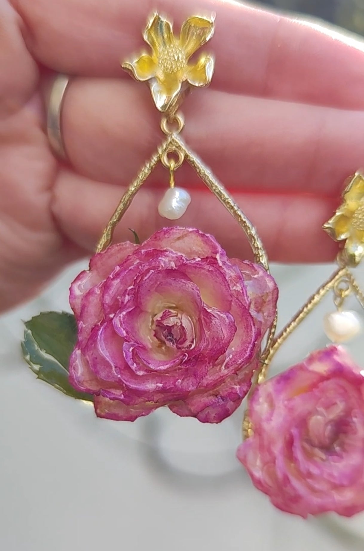 Pendientes con Rosas Reales Preservadas en Resina y Perla Colgante | Pendientes Botánicos Hechos a Mano | Joyería Floral Natural | Regalo Romántico