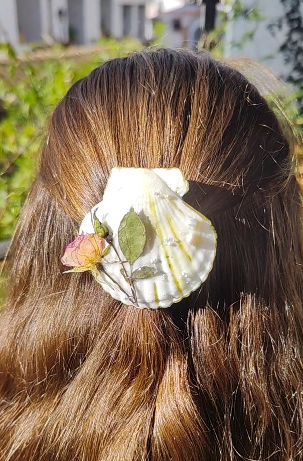 Clip de Pelo con Concha Natural, Rosa Real Resinada y Perlas de Río. Horquilla Artesanal Única. Accesorio Boho Hecho a Mano