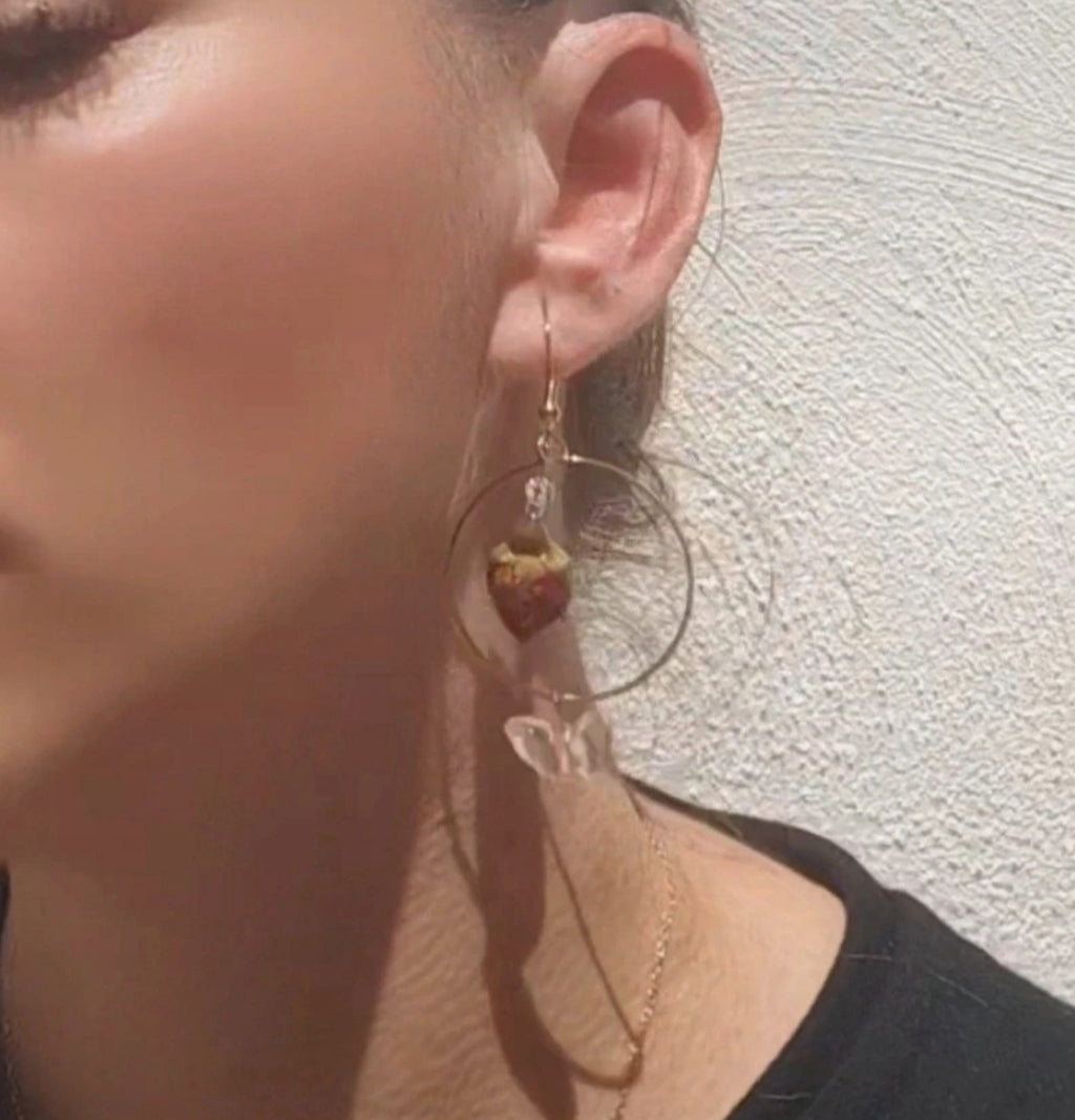 Pendientes hechos a mano con rosas reales resinadas. Regalo para ella. Pendientes con rosas
