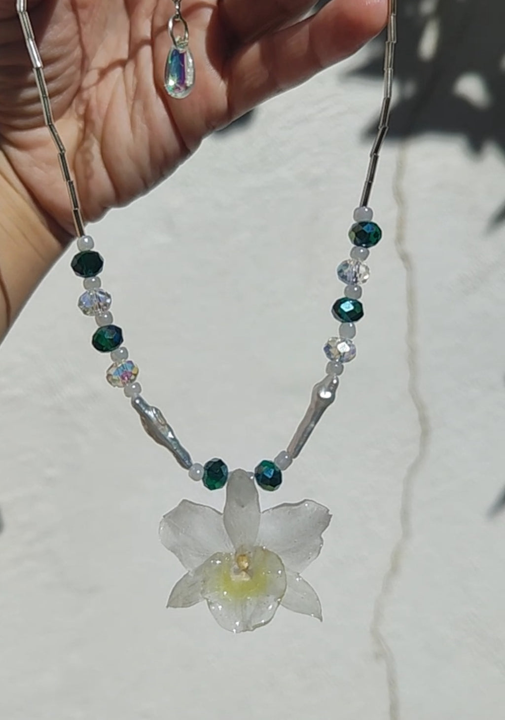 Collar orquídea dendrobium blanca en resina. Joyería artesanal con cristal checo y perlas. Collar ajustable elegante