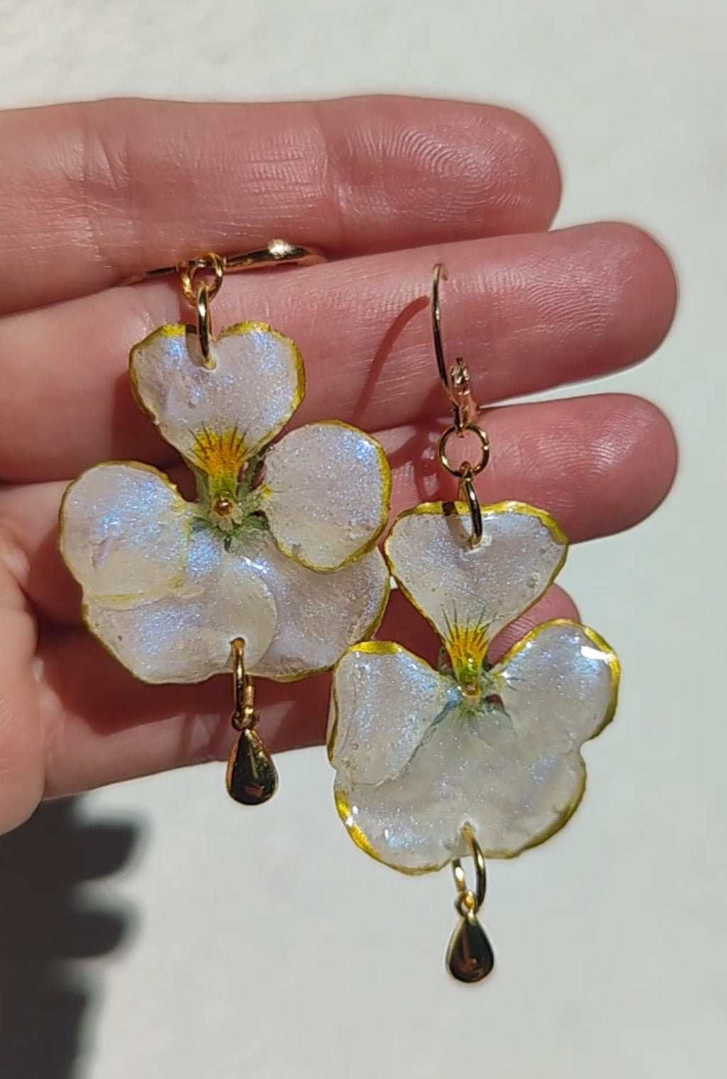 Pendientes de Pensamientos Naturales en Resina – Joyería Floral Hecha a Mano con Brillo Nácar Azul Iridiscente