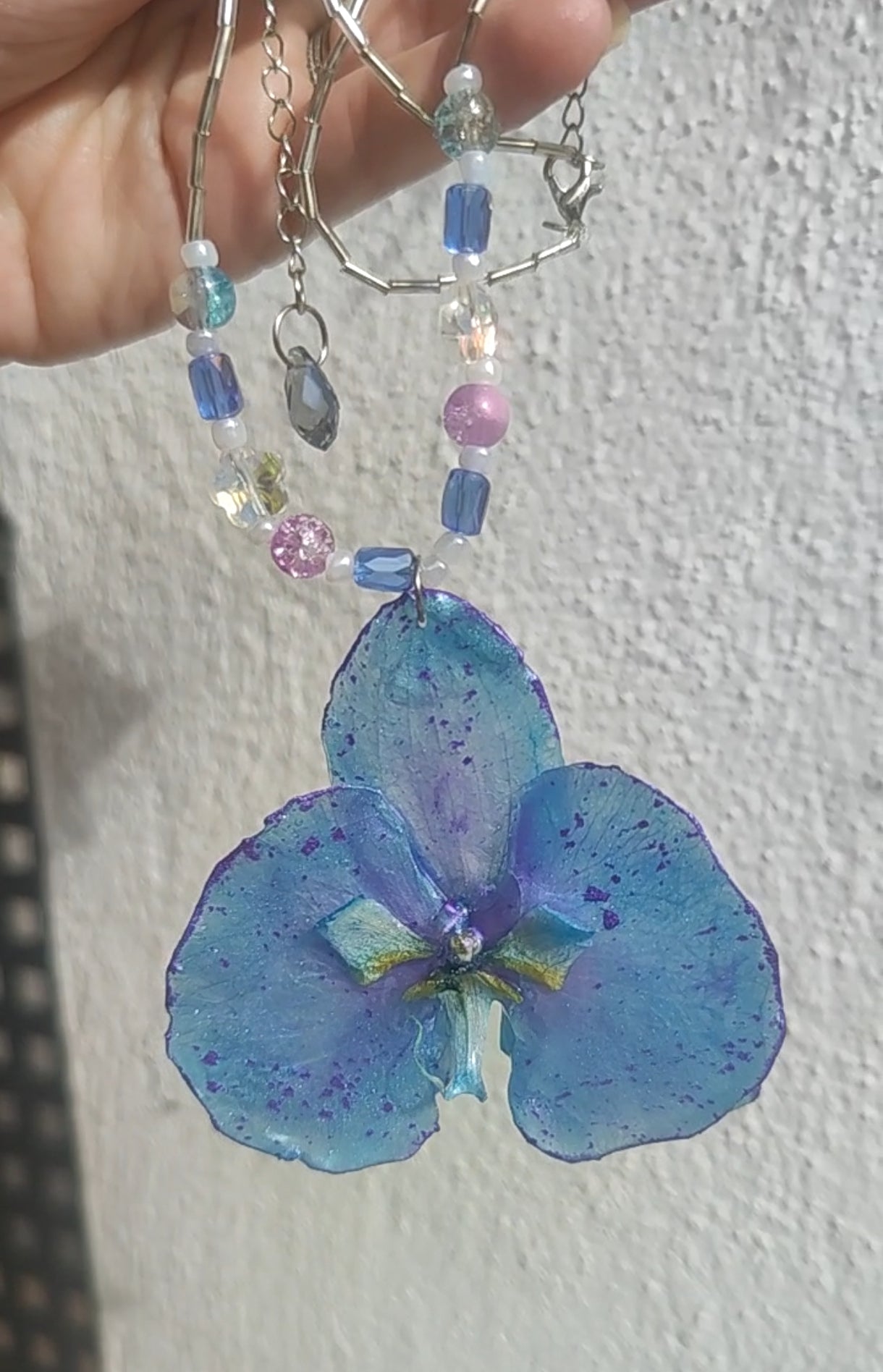 Collar de orquídea real resinada