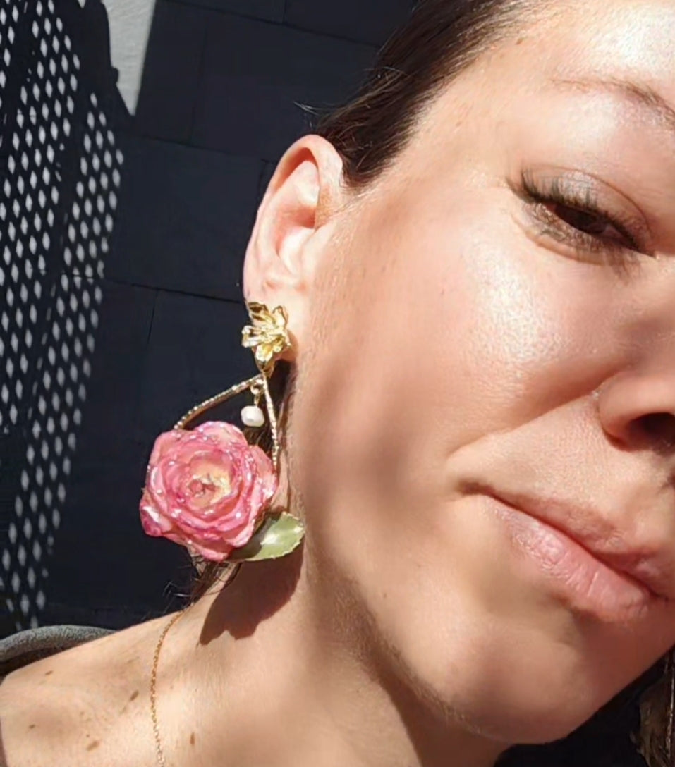 Pendientes con Rosas Reales Preservadas en Resina y Perla Colgante | Pendientes Botánicos Hechos a Mano | Joyería Floral Natural | Regalo Romántico