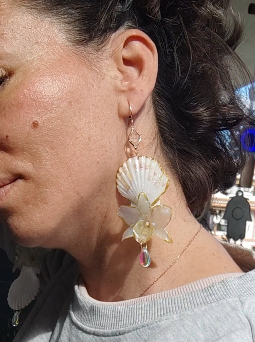 Pendientes artesanales con orquídeas dendrobium reales resinadas, conchas marinas naturales y lágrima de cristal – Joyería botánica hecha a mano