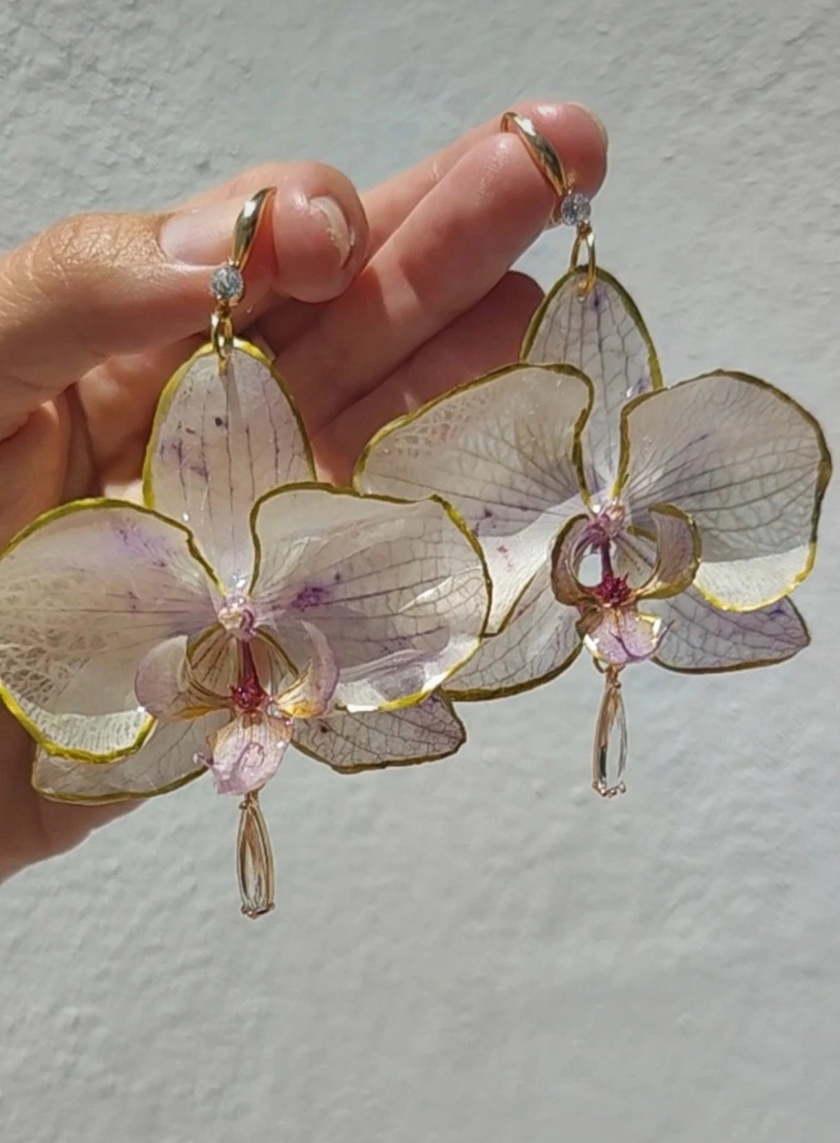 Pendientes de orquídeas auténticas • Baño en oro 18 k. Joyería floral hecha a mano • Aros con diseño botánico • Pendientes naturales • Regalo floral excepcional • Joyería cottagecore