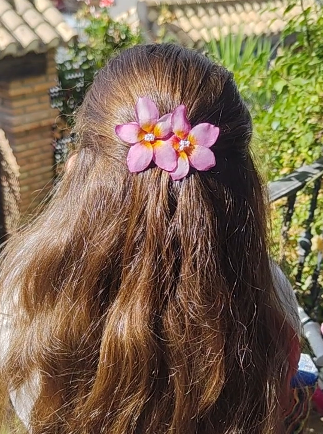 Clip de pelo con flor de plumeria real resinada. Accesorio natural artesanal. Pasador en acero inoxidable