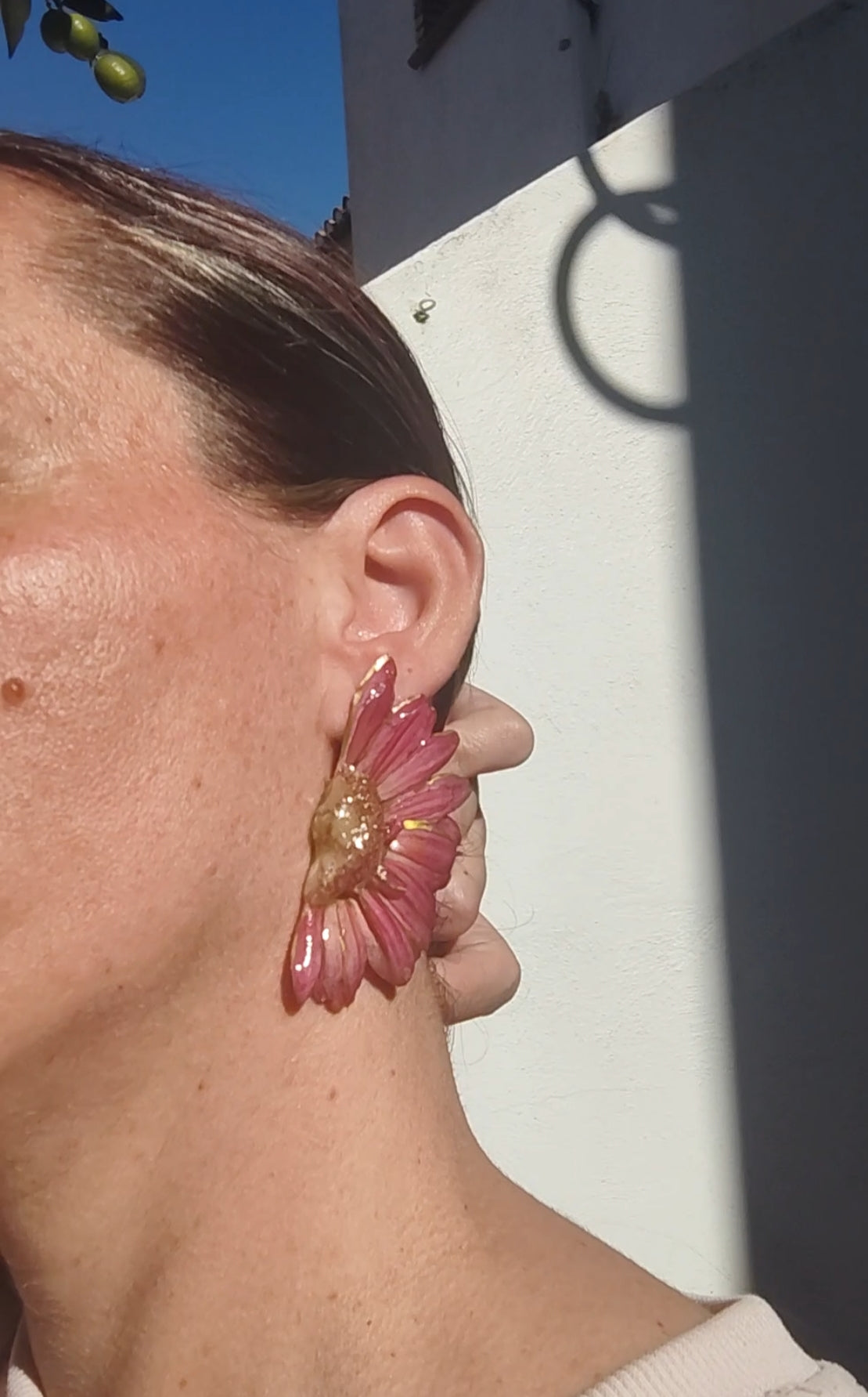 Pendientes de Gerberas Reales en Resina con Perfil Dorado – Joyería Floral Hecha a Mano – Flores Naturales Preservadas – Regalo Romántico y Boho