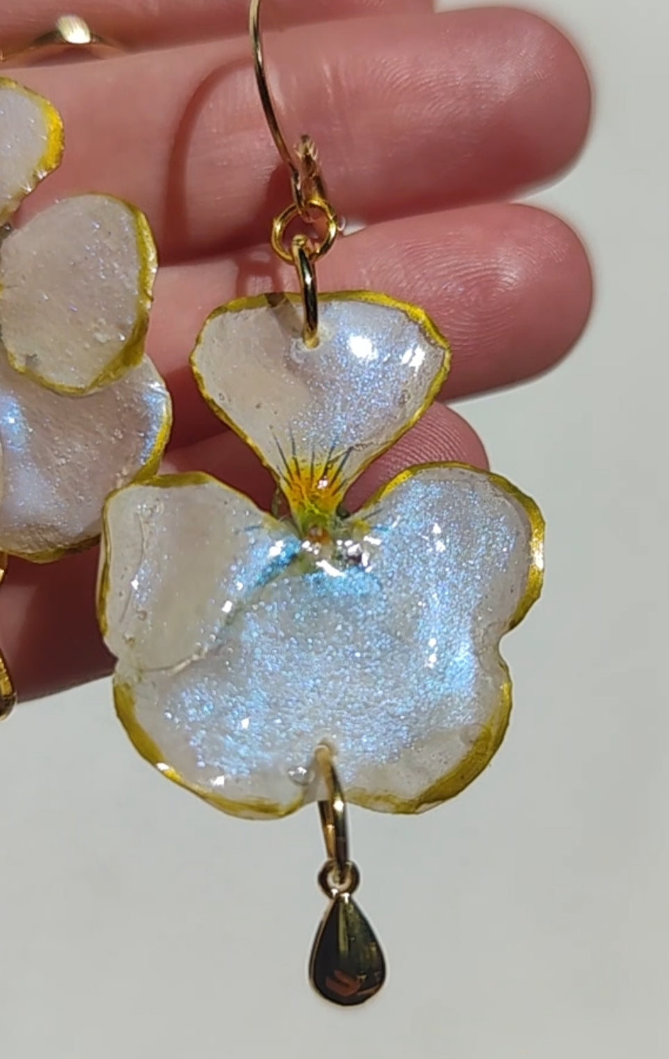 Pendientes de Pensamientos Naturales en Resina – Joyería Floral Hecha a Mano con Brillo Nácar Azul Iridiscente