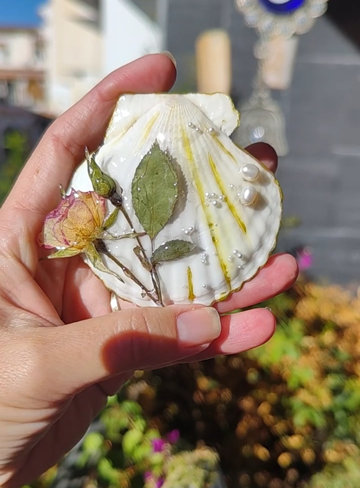 Clip de Pelo con Concha Natural, Rosa Real Resinada y Perlas de Río. Horquilla Artesanal Única. Accesorio Boho Hecho a Mano