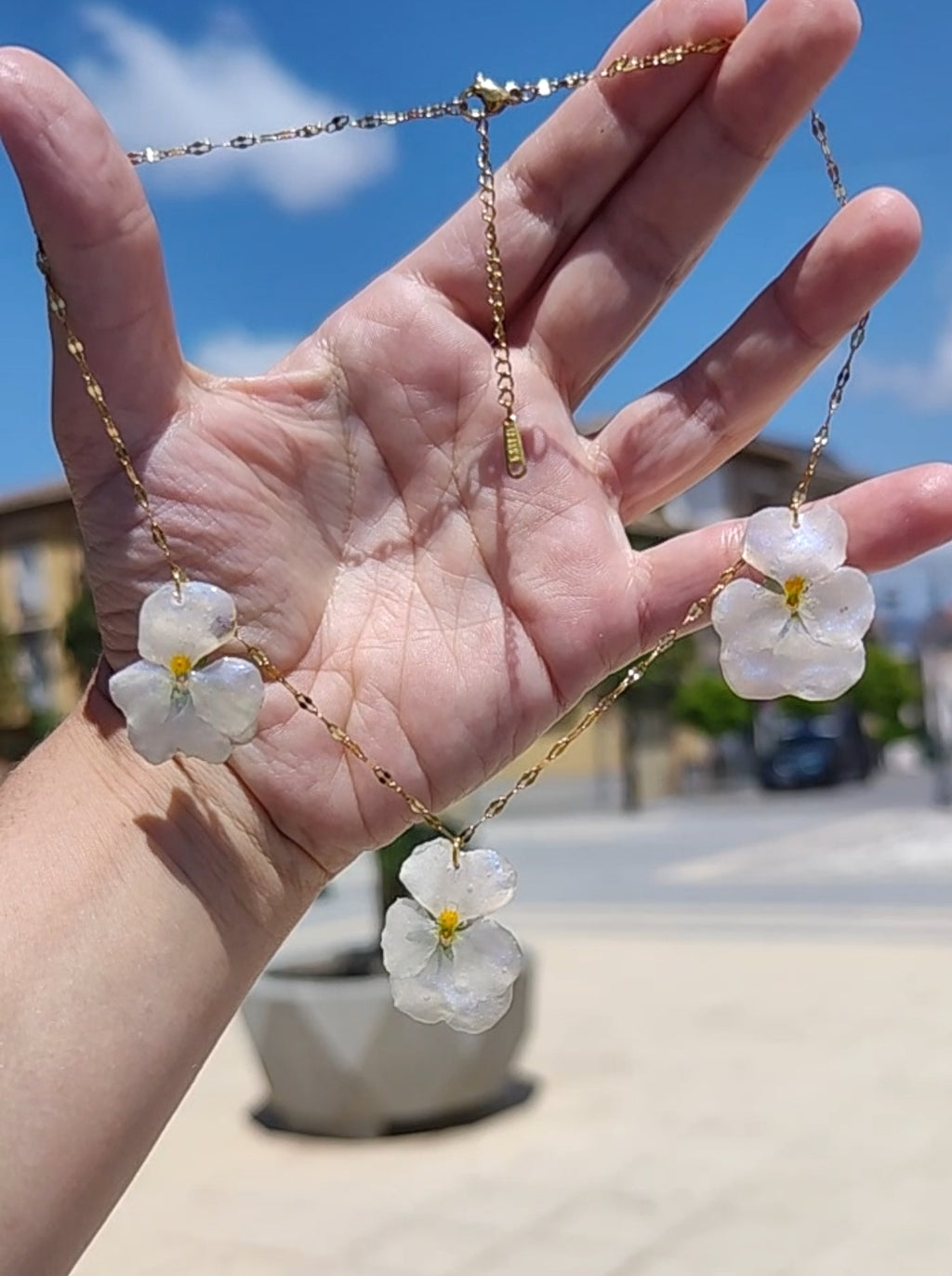 Conjunto de pendiented y collar de pensamientos reales resinados blancos anacarados