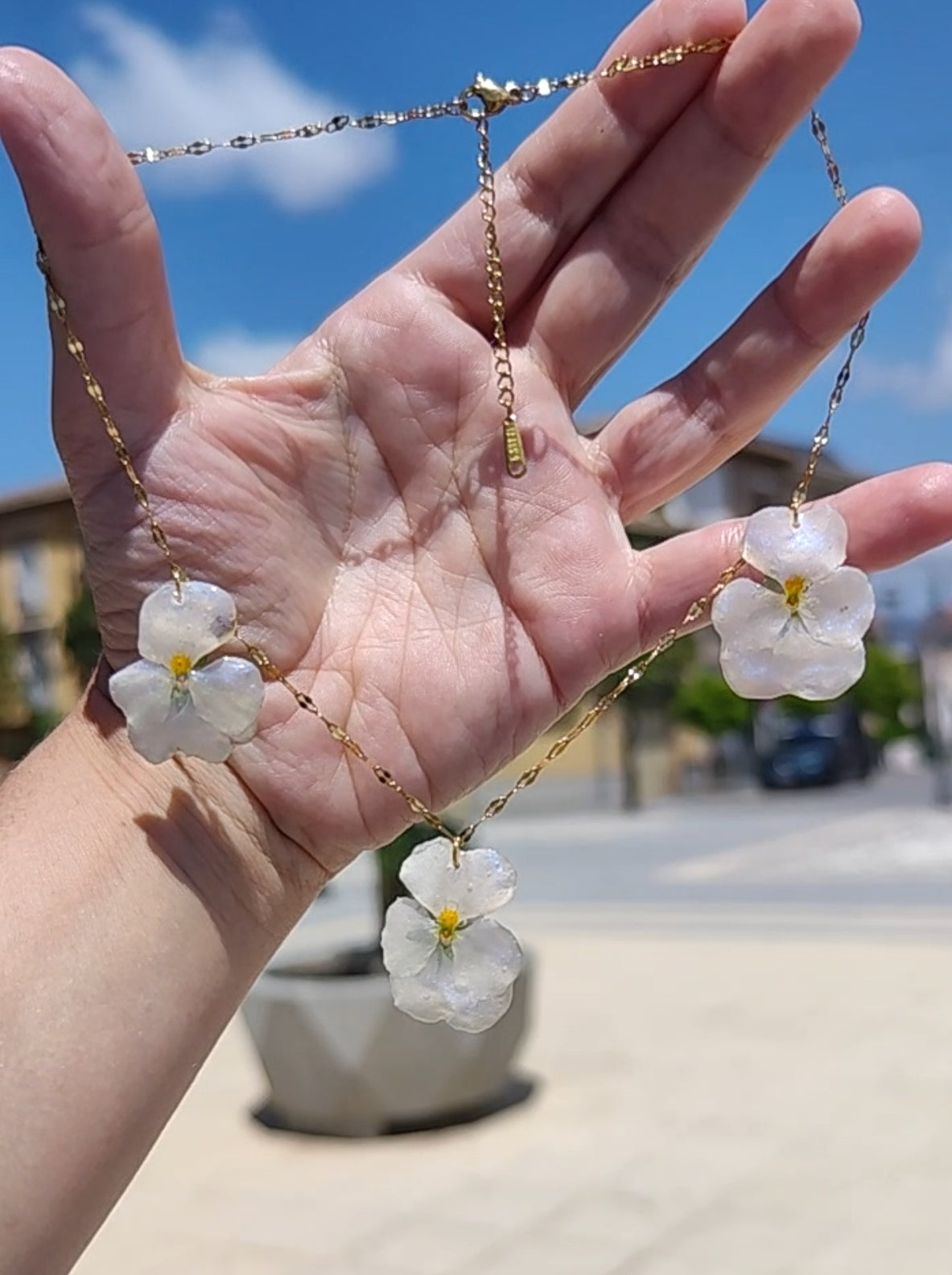 Conjunto de pendiented y collar de pensamientos reales resinados blancos anacarados