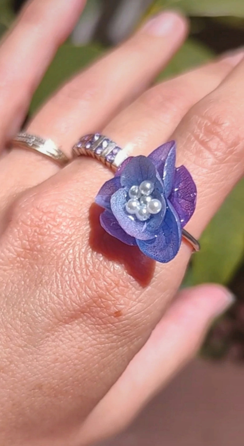 Anillo de hortensia bicolor real resinada