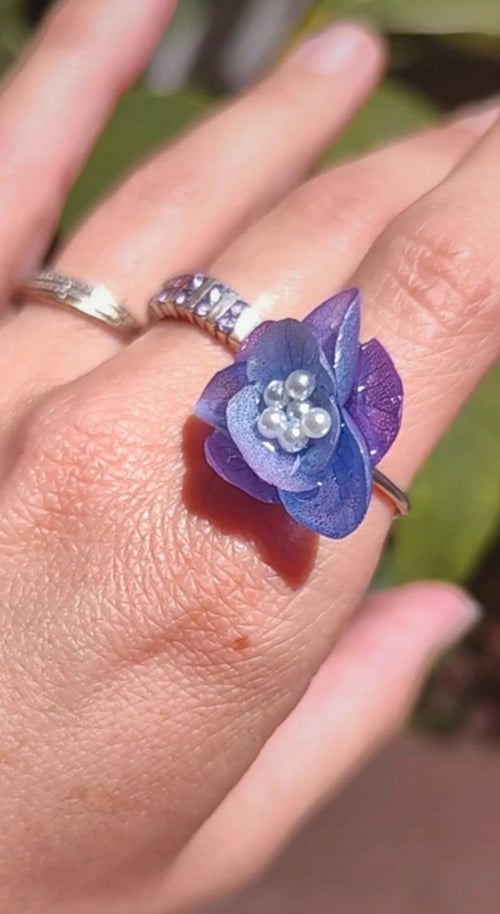 Anillo de hortensia bicolor real resinada