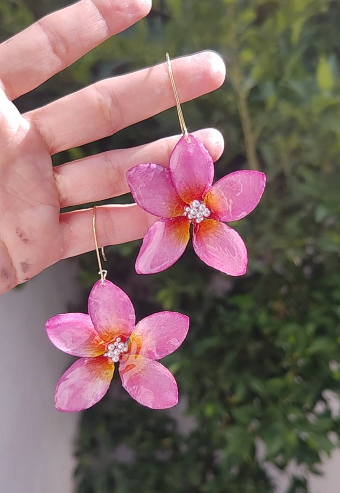Pendientes flor de plumeria resinada con perlita central. Hechos a mano. Ganchos de acero inoxidable. Joyería floral ligera y elegante