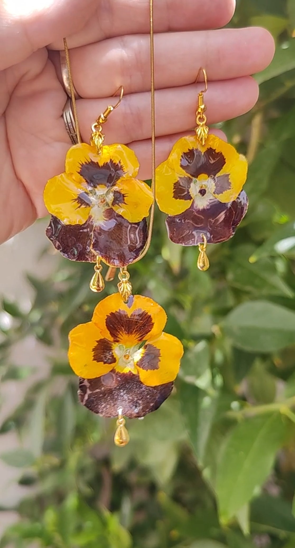Conjunto de Pendientes y Colgante de Pensamientos Reales en Resina. Joyería Botánica Hecha a Mano. Flores en resina para regalo
