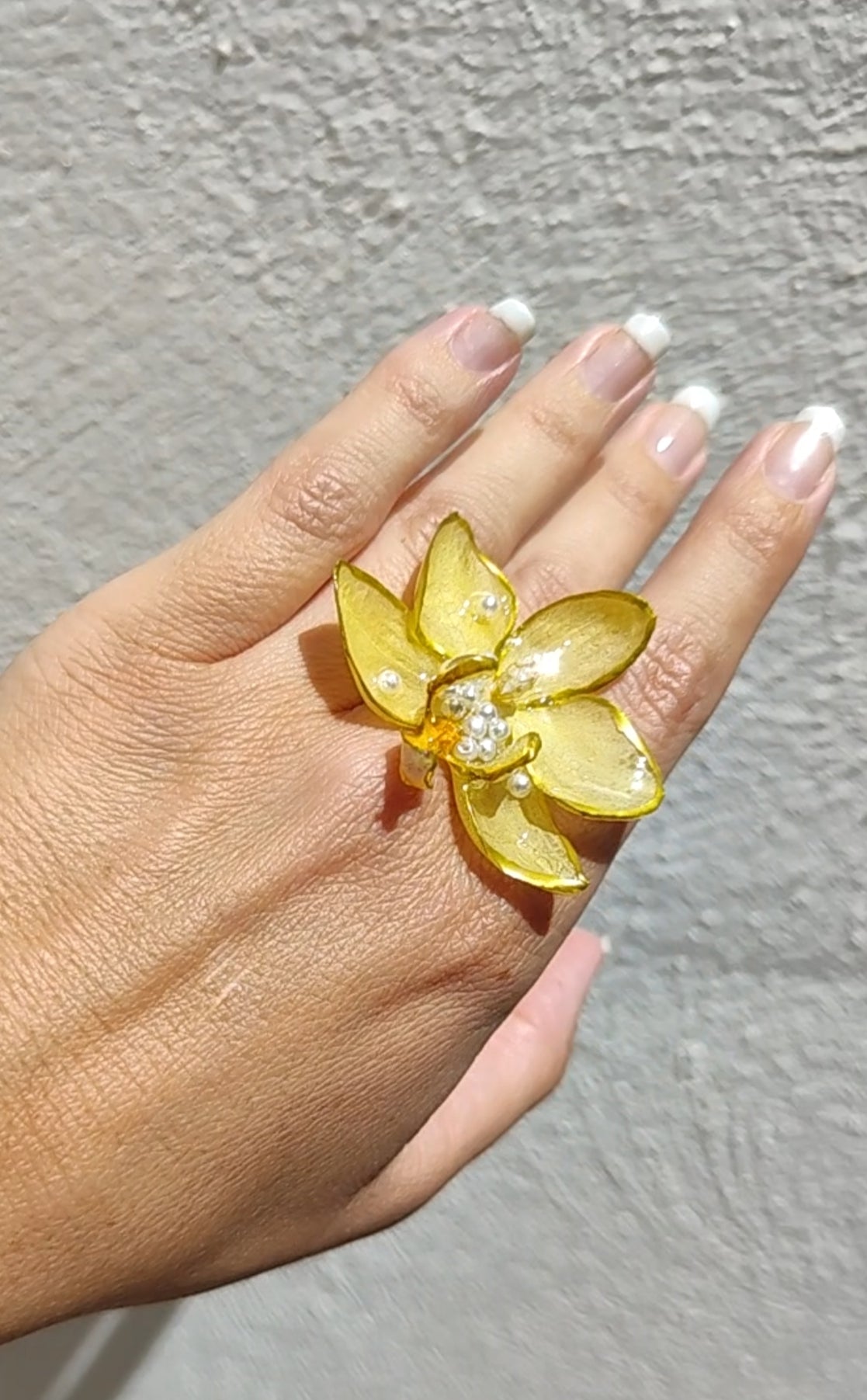 Anillo de orquídea real resinada