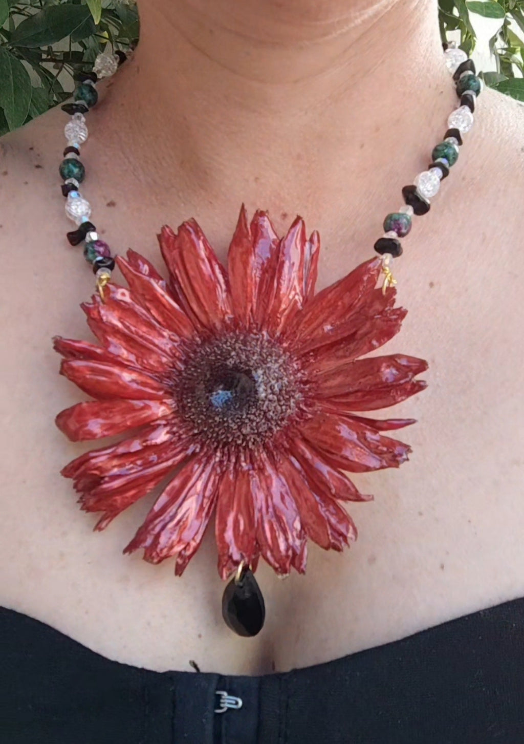 Collar Gerbera Roja Hecho a Mano, Collar con Cristal Facetado, Obsidiana y Piedra Mineral, Flor Pintada con Nácar Iridiscente, Joyería Floral