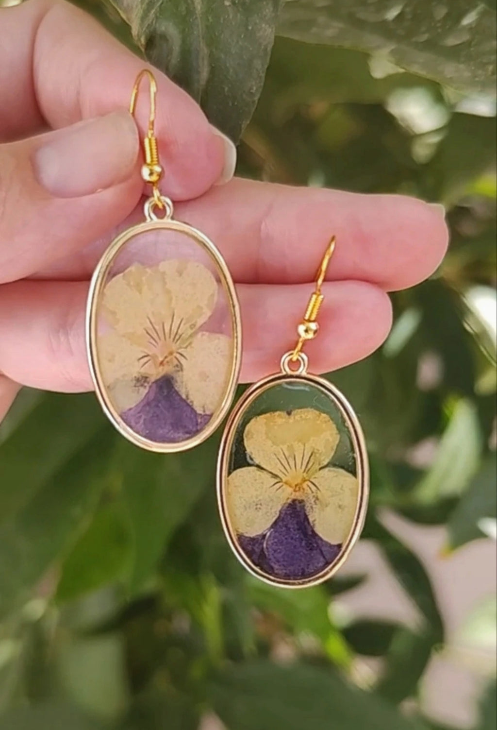 Pendientes artesanales con flores de pensamiento prensadas. Joyería botánica. Regalo para ella.