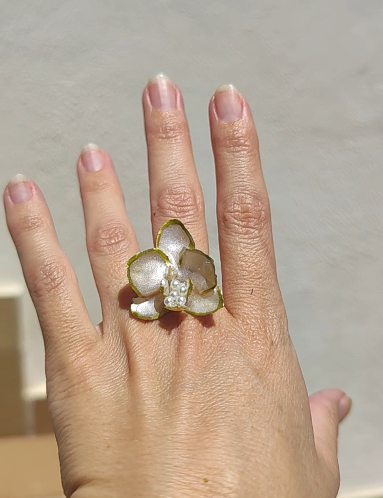 Anillo de mini orquídea real resinada