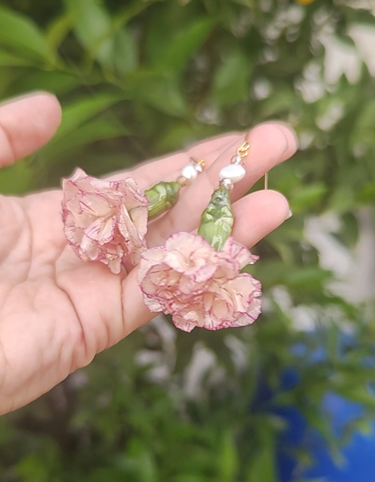 Pendientes artesanales con mini claveles naturales resinados, perlas naturales de río y acero inoxidable