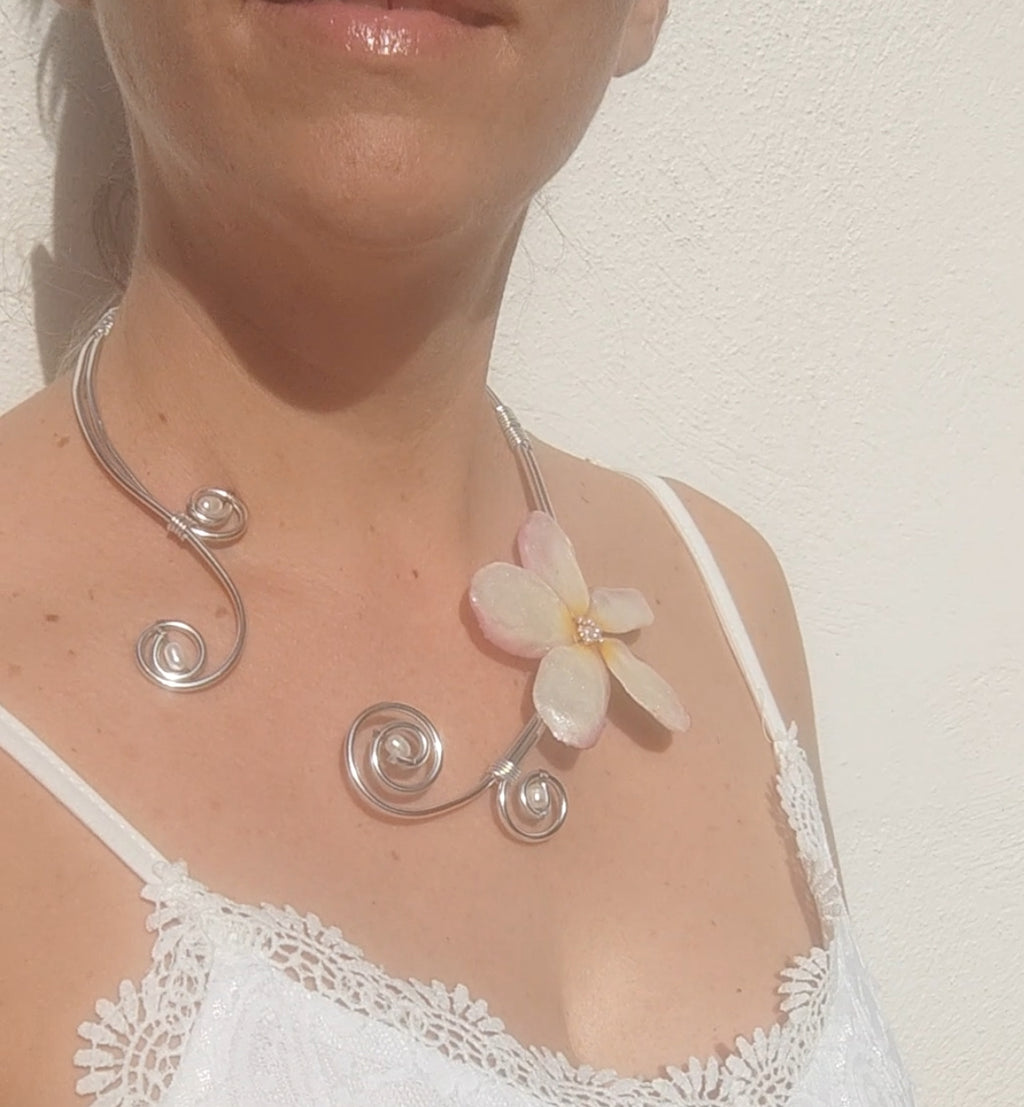 Collar Artesanal de Alambrismo con Perlas Naturales de Río y Flor de Plumeria Real Resinada