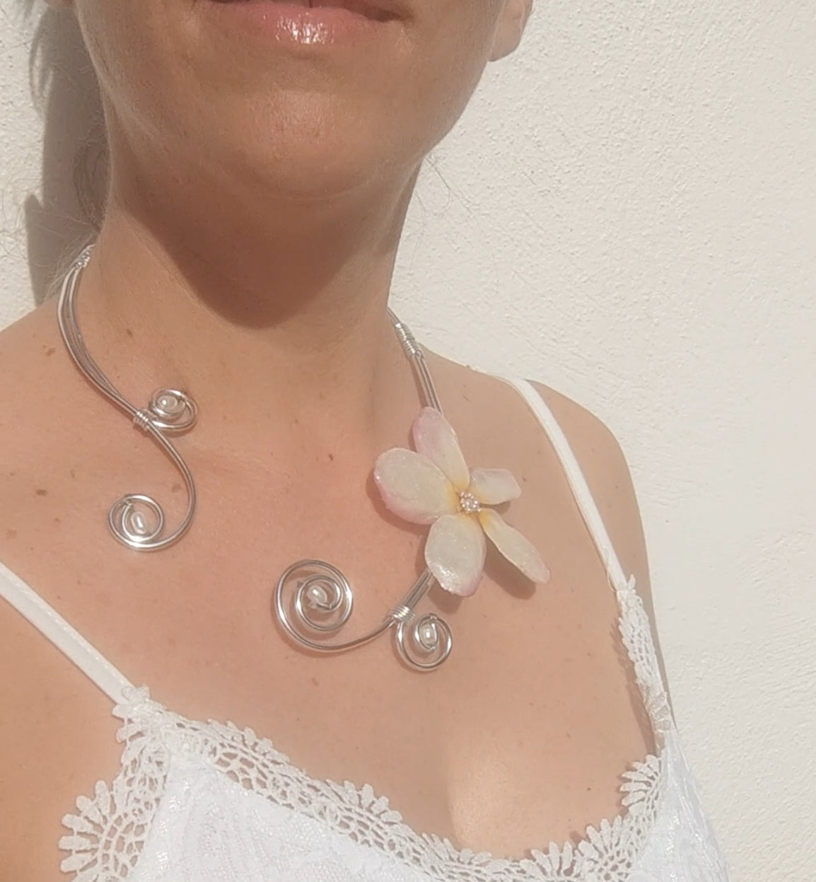 Collar Artesanal de Alambrismo con Perlas Naturales de Río y Flor de Plumeria Real Resinada