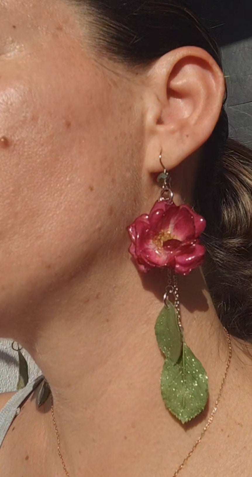 Pendientes de hojas y rosas reales