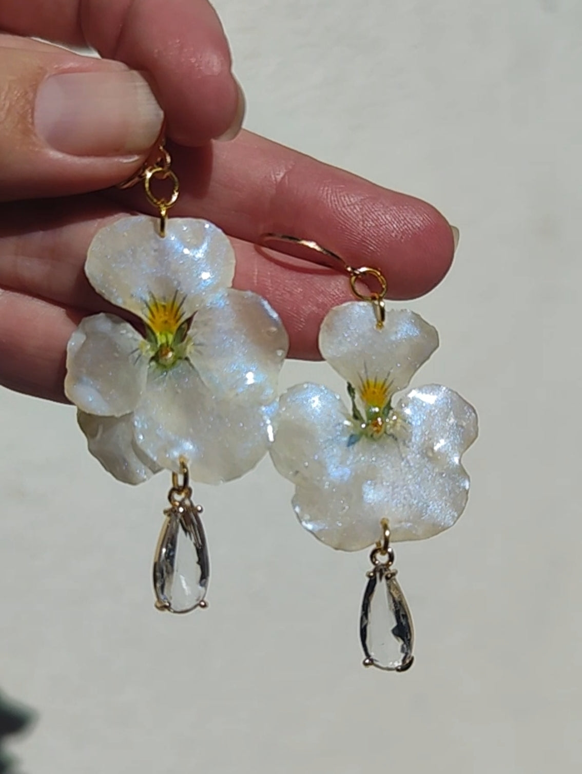 Pendientes de Pensamientos Naturales en Resina – Joyería Floral Hecha a Mano con Brillo Nácar Azul Iridiscente