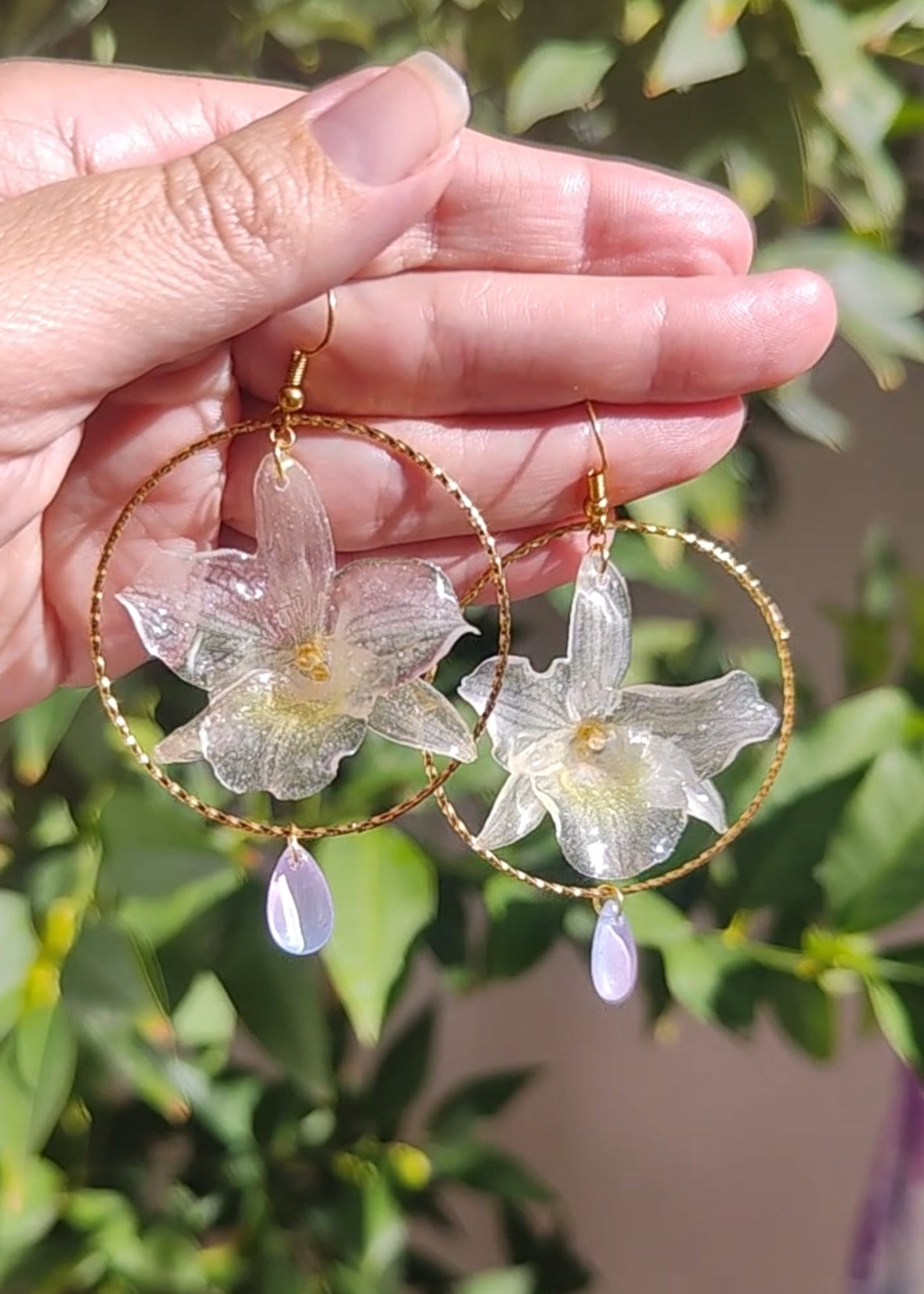 Pendientes con Mini Orquídeas Dendrobium Reales en Resina – Aro Dorado y Lágrimas de Cristal Iridiscente – Joyería Floral Hecha a Mano