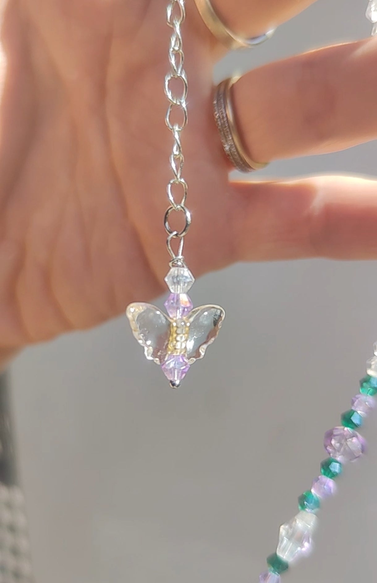 Collar de orquídea auténtica hecho a mano, lila y blanco con cadena de cristal facetado