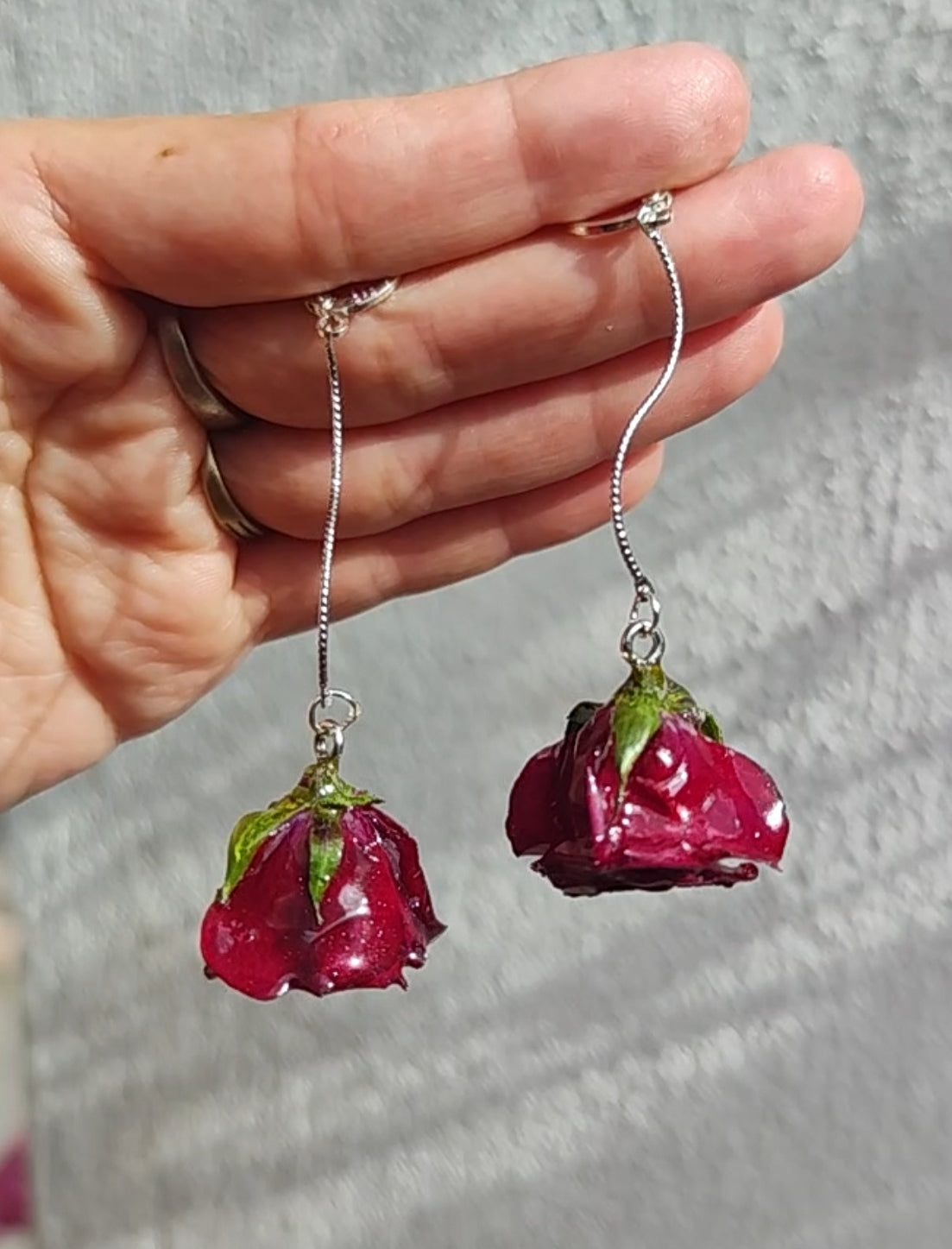 Pendientes artesanos de rosas reales resinadas