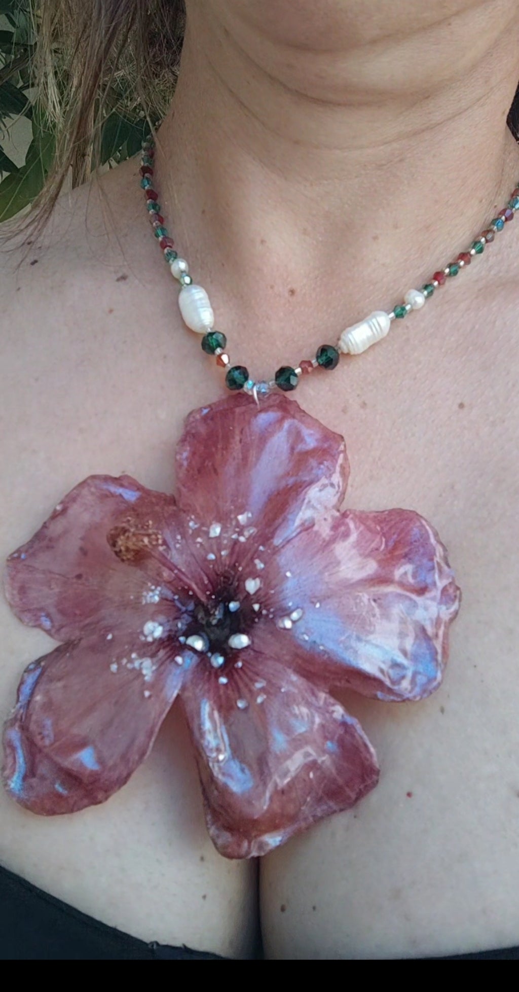 Collar Hibisco Rojo Hecho a Mano, Collar con Perlas Barrocas Naturales, Cristal Facetado y Nácar Iridiscente, Joyería Floral