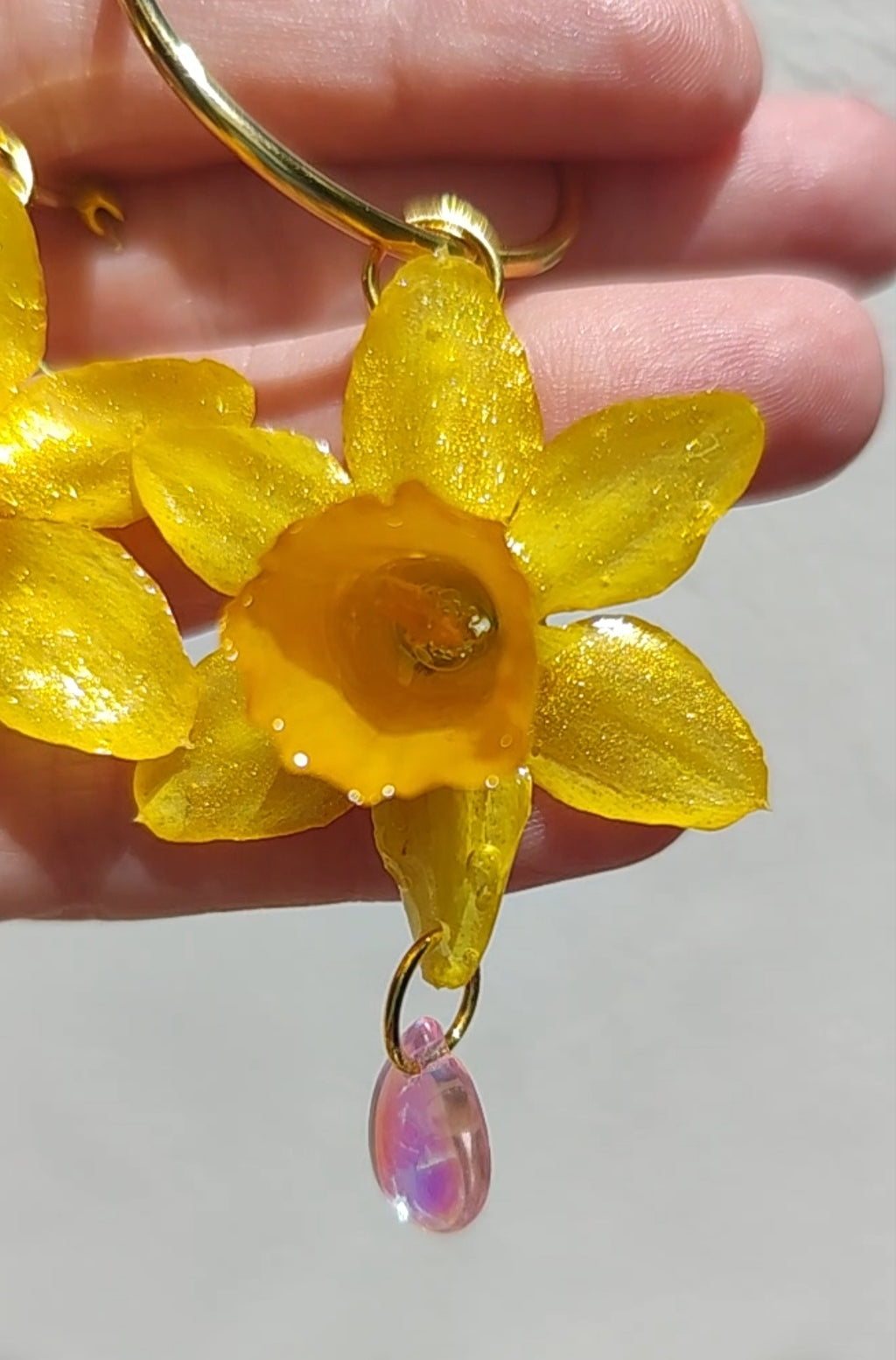 Pendientes de Narciso Real en Resina. Flores Naturales Pintadas con Nácar Dorado. Aros de Acero Inoxidable. Joyería Floral Hecha a Mano