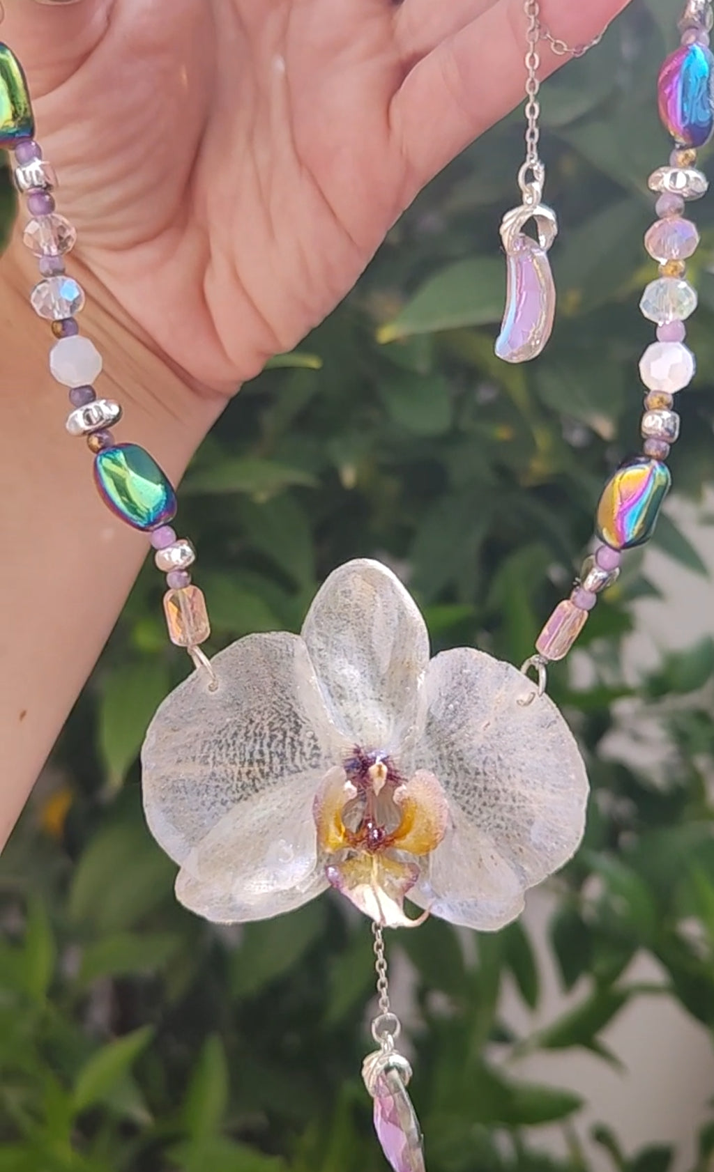 Collar Orquídea Blanca Hecho a Mano – Phalaenopsis con Nácar Iridiscente y Cristal Facetado, Joyería Floral Elegante, Regalo Único
