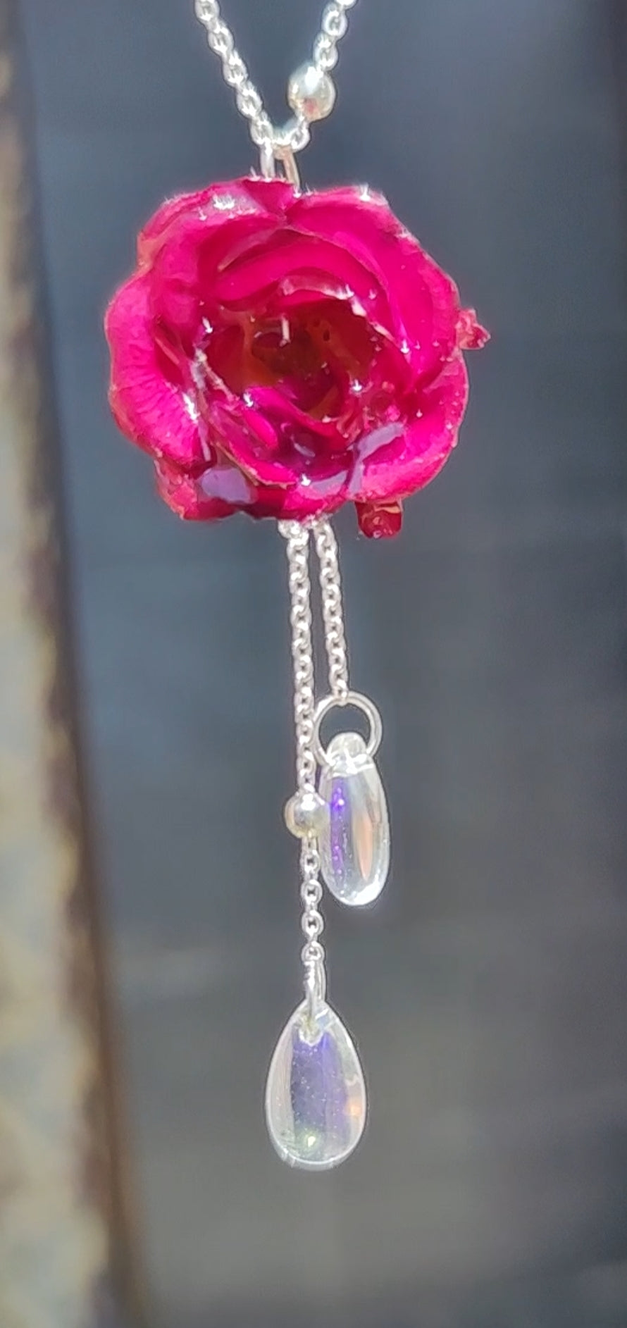 Conjunto de Collar y Pendientes con Rosas Reales Resinadas Burdeos. Joyería Floral Preservada con Lágrimas de Cristal. Regalo Romántico Artesanal
