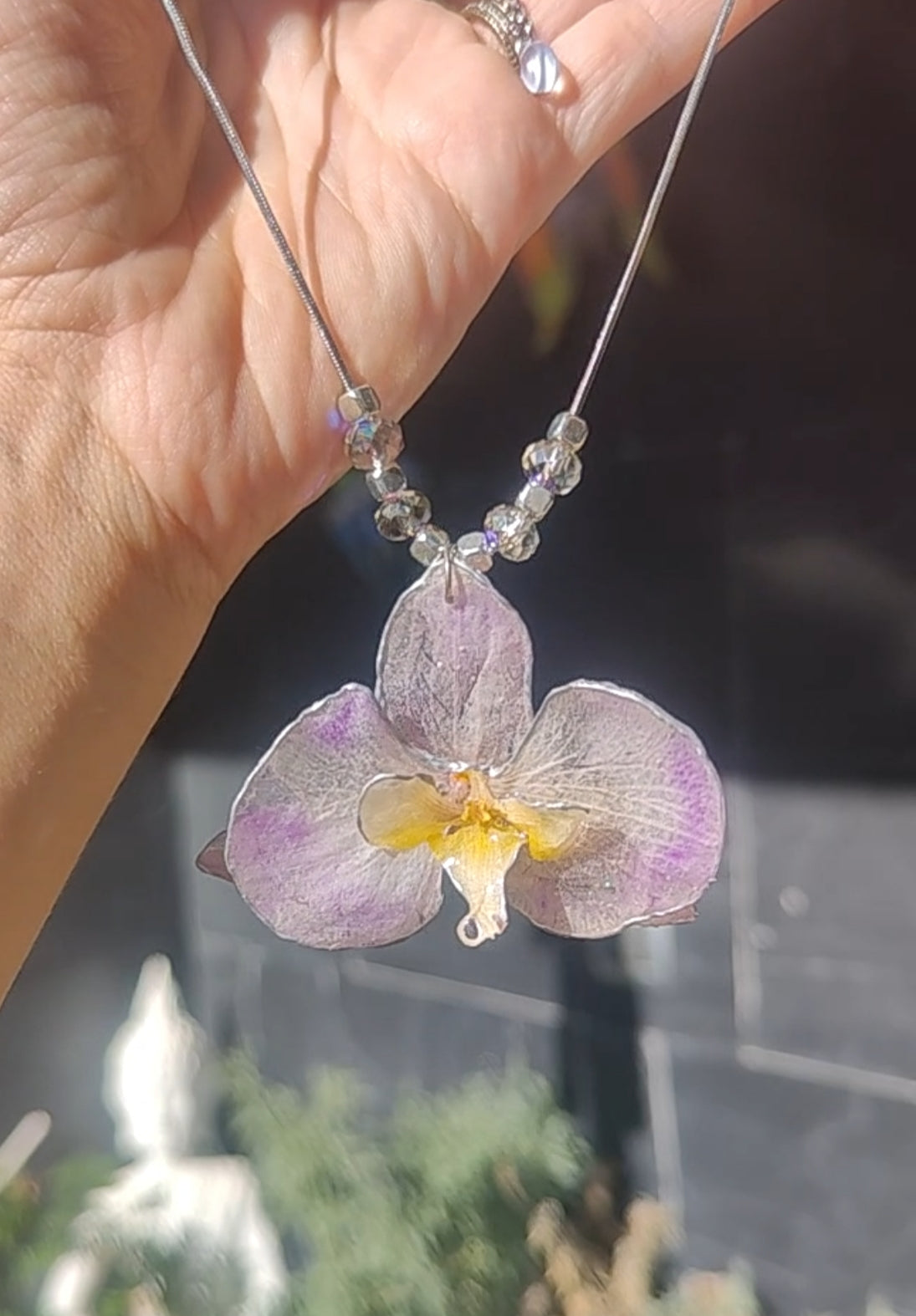 Collar de acero inoxidable hecho a mano con orquídea Phalaenopsis real deshidratada, bordes en nácar lila, resina UV y cuentas de cristal checo
