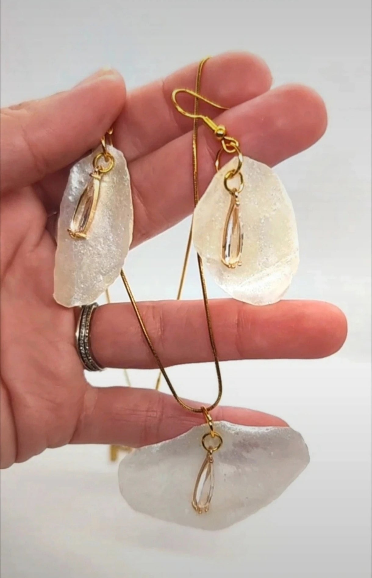 Conjunto de Pendientes y Colgante de pétalos de orquídea real en Resina • Joyería Botánica Hecha a Mano. Joyas en resina.