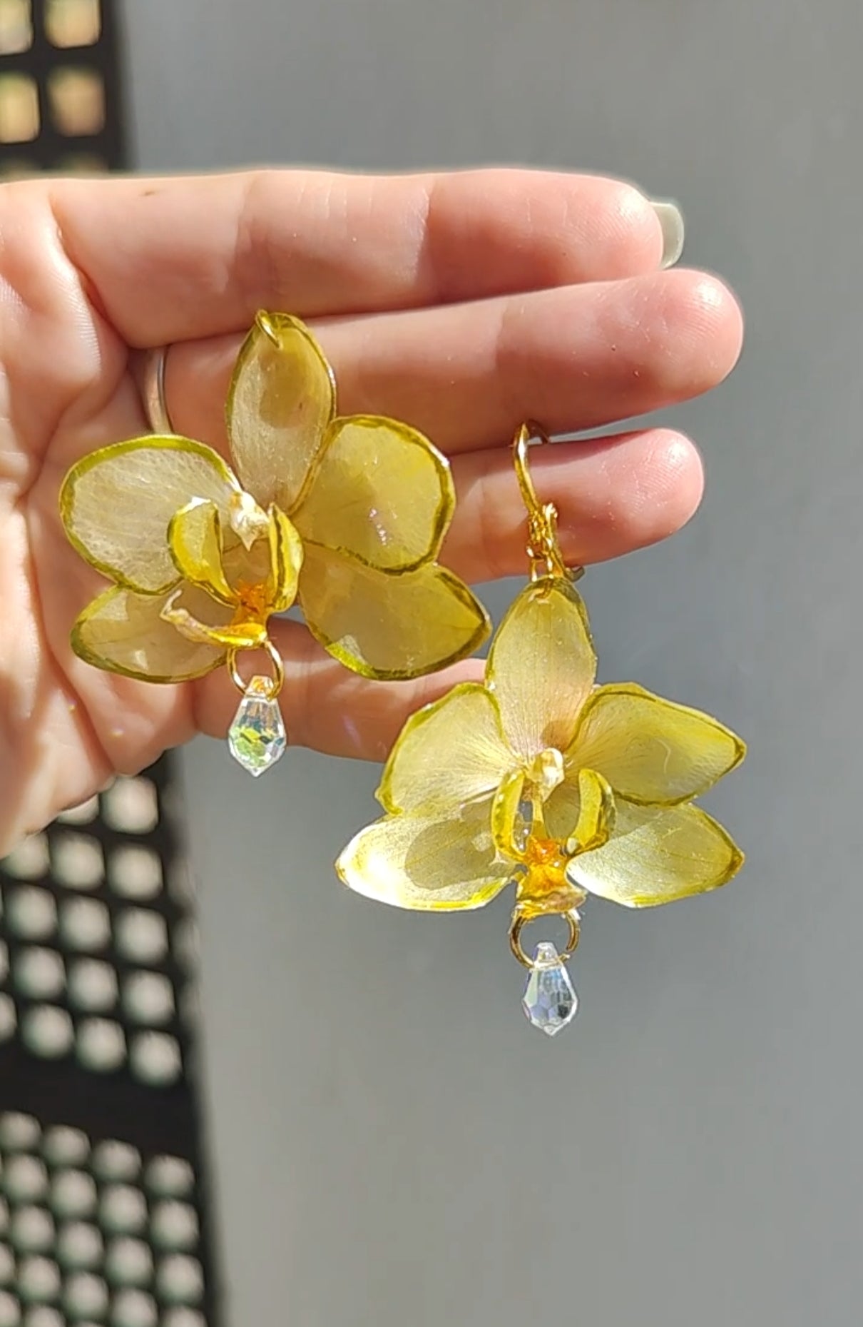Pendientes de orquídea amarilla auténtica, joyería de resina hecha a mano, pendientes florales colgantes para mujer, regalo botánico