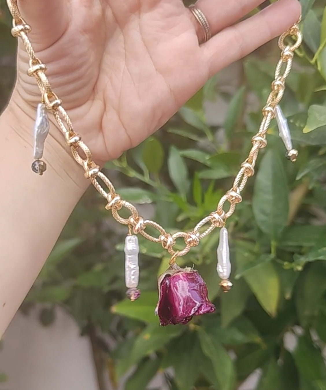 Collar con rosa natural encapsulada en resina – Joyería botánica hecha a mano con perlas y cristal, baño en oro 18K