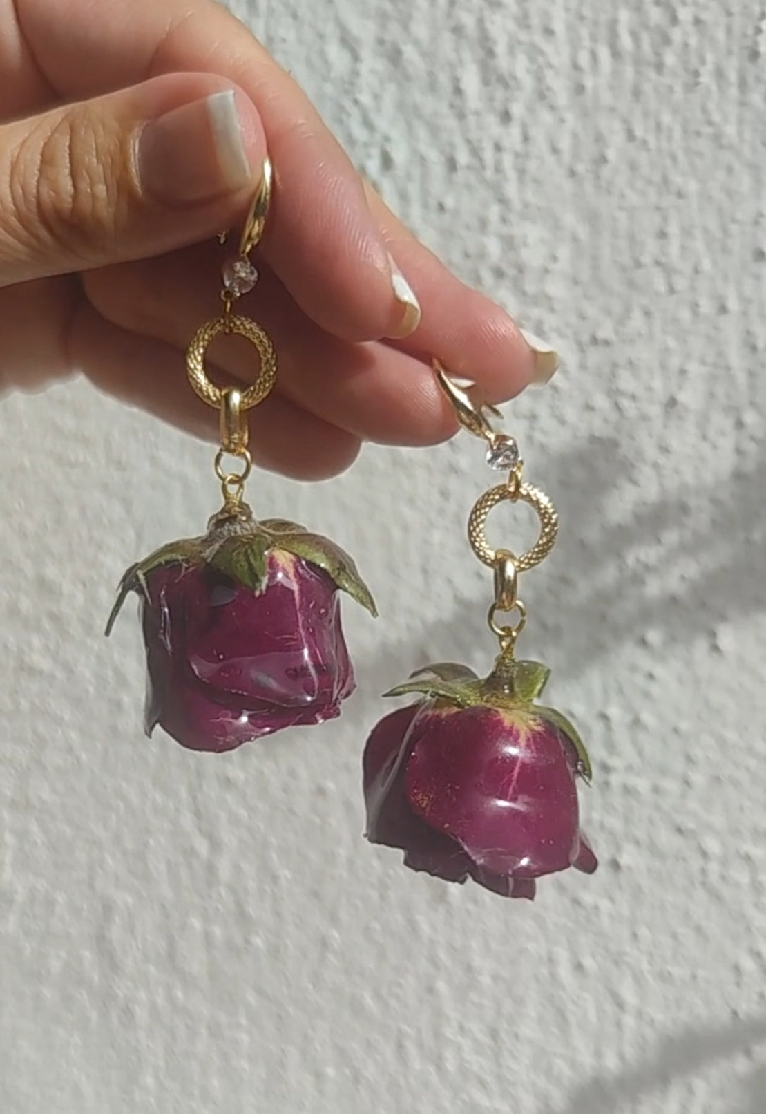 Pendientes de Rosa Real en Resina. En Oro 18 k con Circonita . Joya Artesanal Romántica Regalo Mujer. Pendientes rosas auténticas