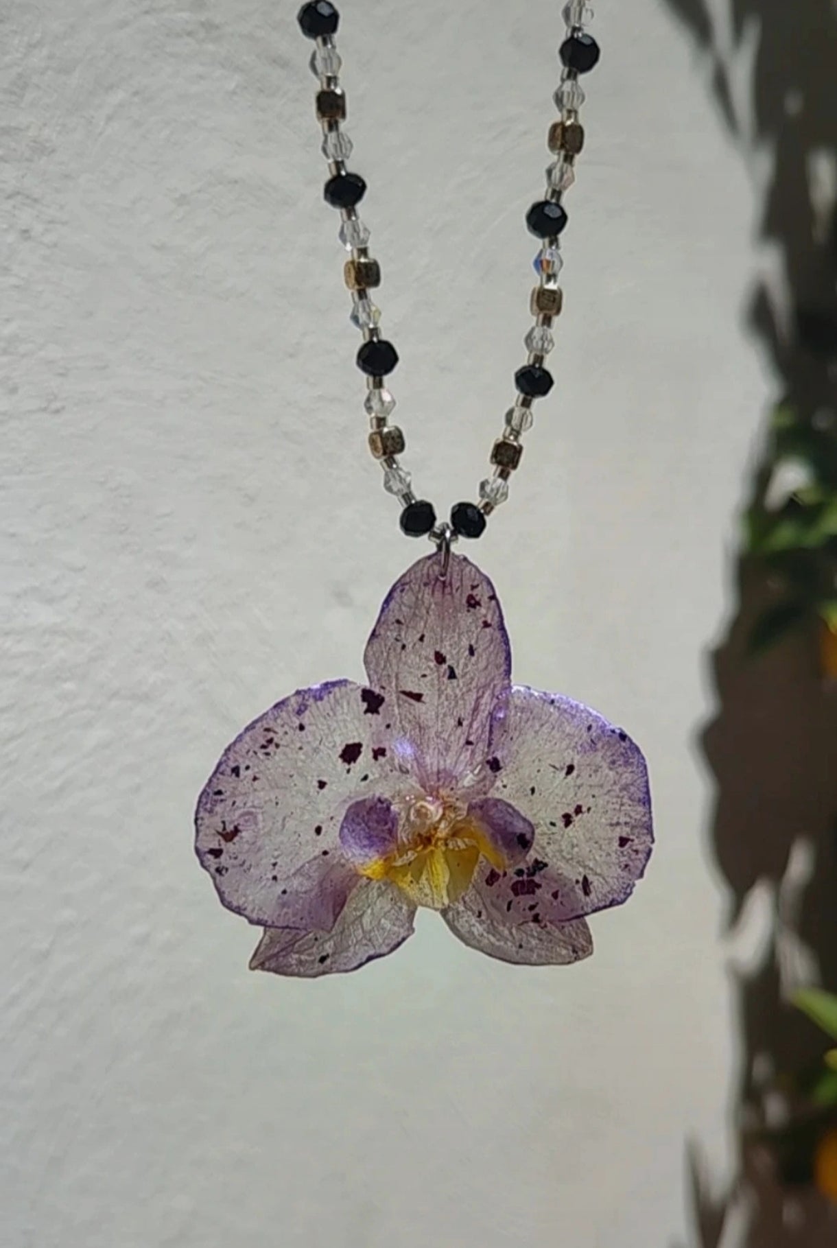 Collar de orquídea real resinada
