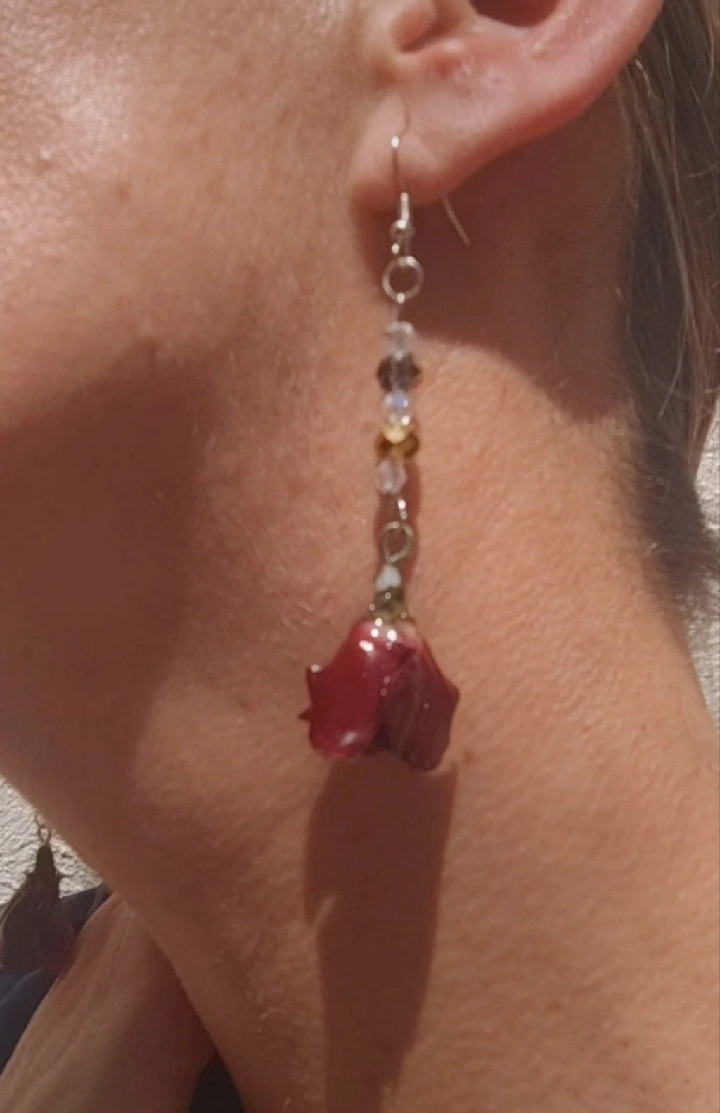 Pendientes artesanales con cristal facetado y rosas naturales. Joyería botanica única y elegante