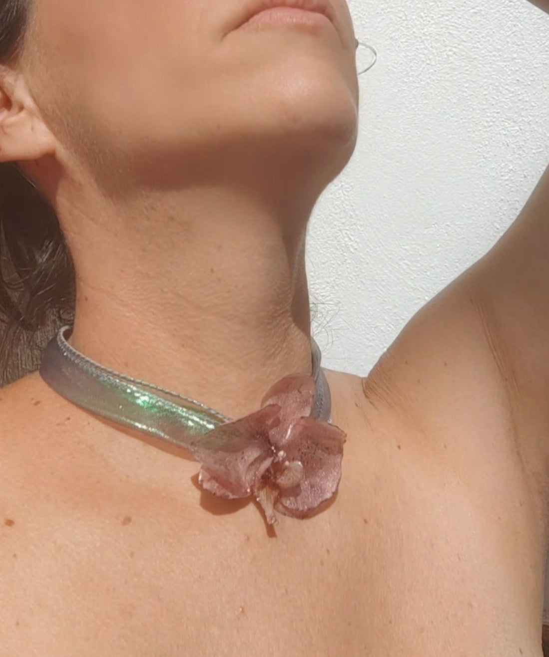 Collar de orquídea real resinada
