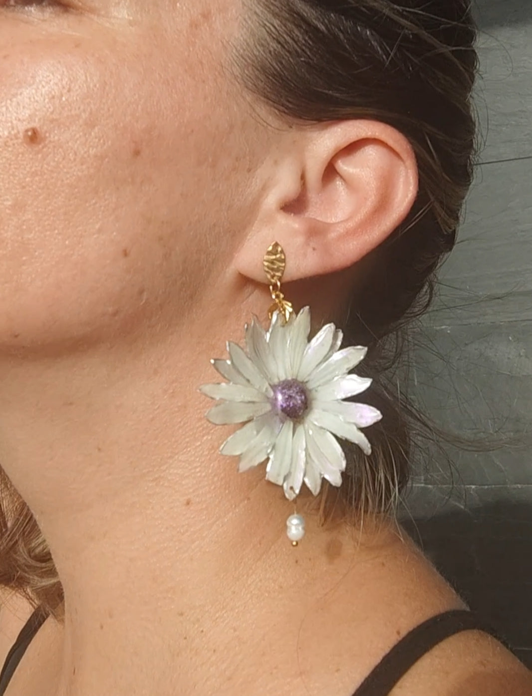 Margaritas blancas auténticas en resina con  perlas naturales,  en acero inoxidable – Joyería natural