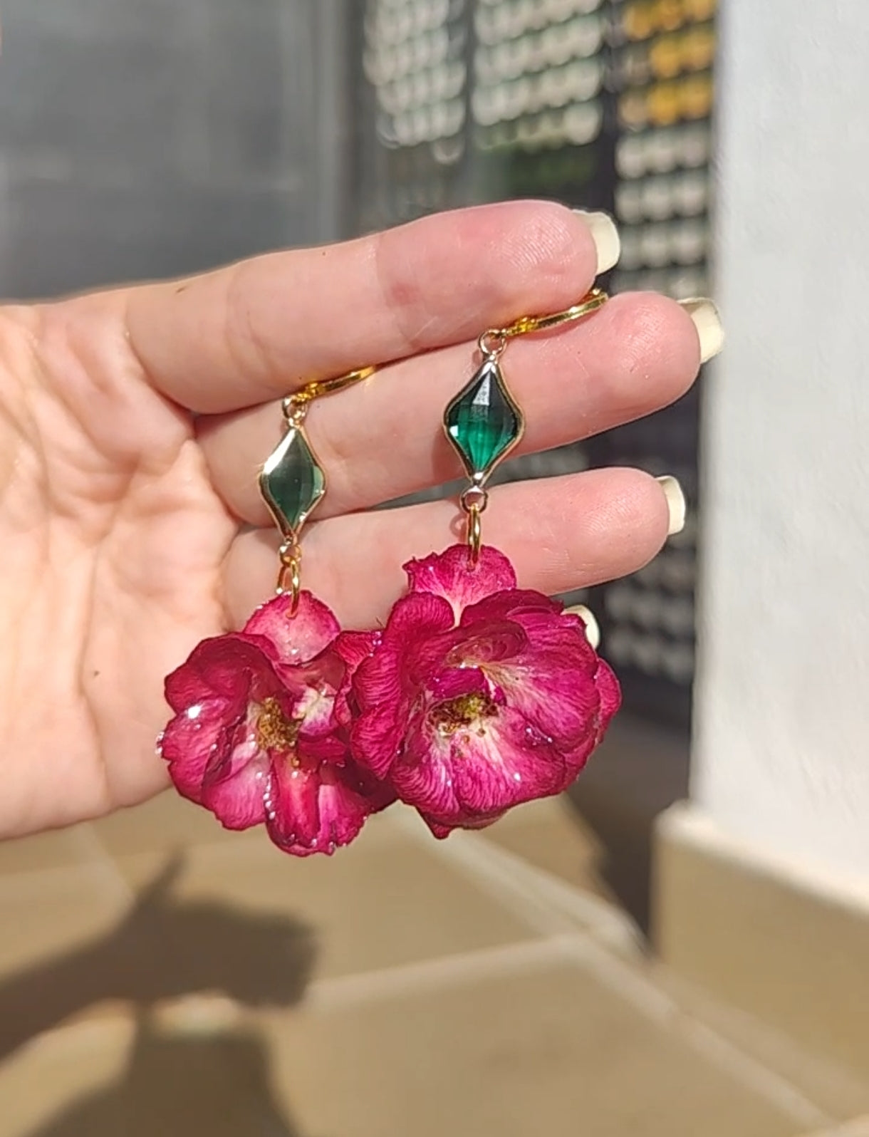 Pendientes de Rosa Real en Resina • Enganches de Acero Inoxidable Hipoalergénicos • Joyería Botánica Artesanal Única. Regalo rosa auténtica