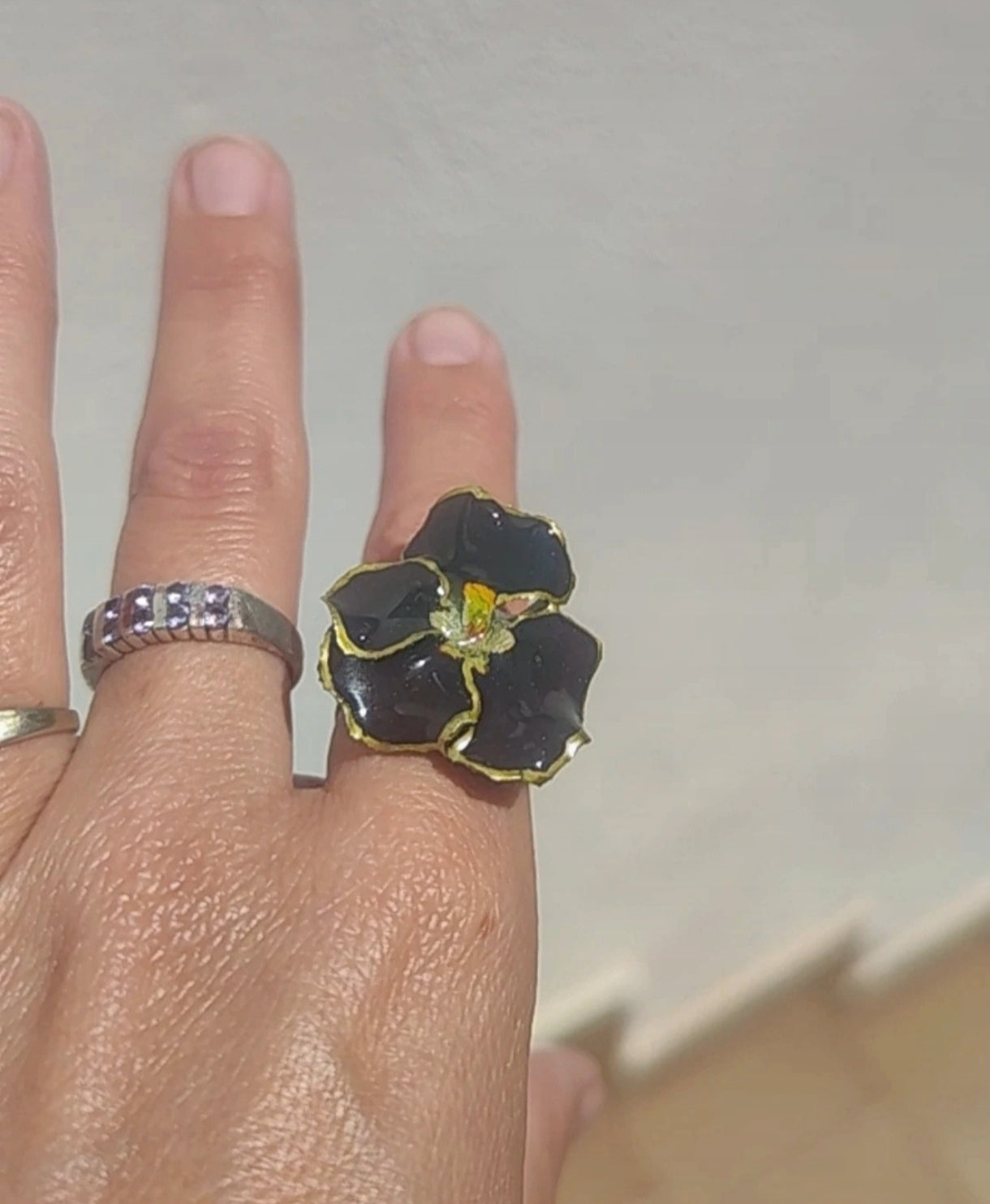 Anillo de mini pensamiento en resina